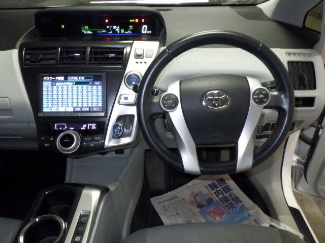 TOYOTA PRIUS ALPHA 2012