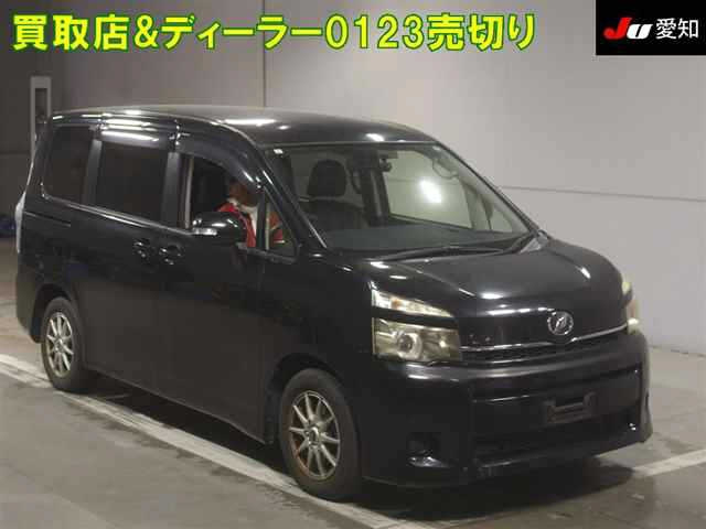 TOYOTA VOXY 2013