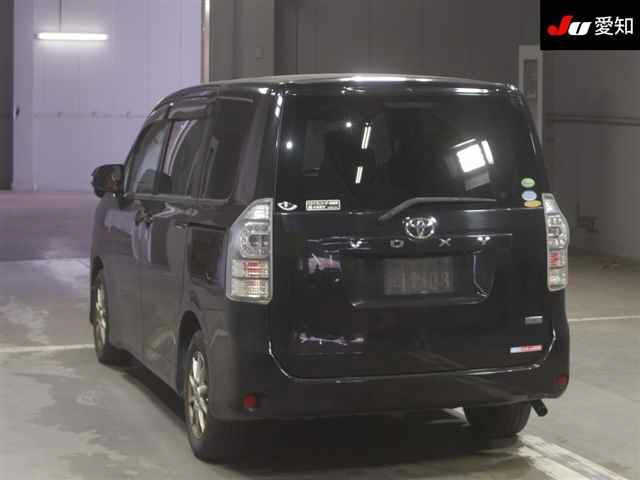 TOYOTA VOXY 2013
