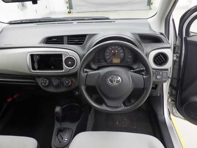 TOYOTA VITZ 2012