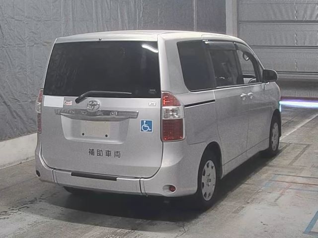 TOYOTA NOAH 2008