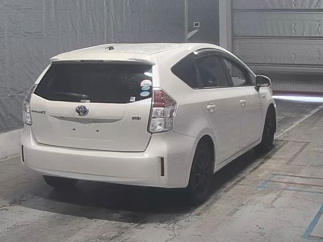 TOYOTA PRIUS ALPHA 2015