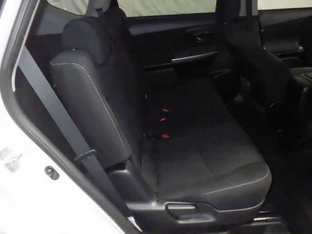 TOYOTA PRIUS ALPHA 2015