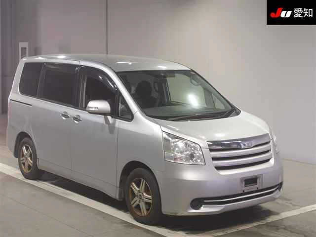 TOYOTA NOAH 2010