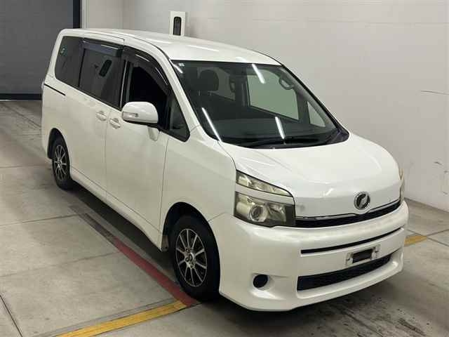 TOYOTA VOXY 2010