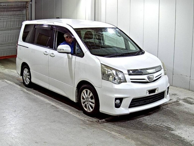 TOYOTA NOAH 2012