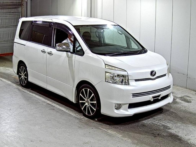 TOYOTA VOXY 2009