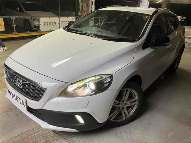 VOLVO V40 2015