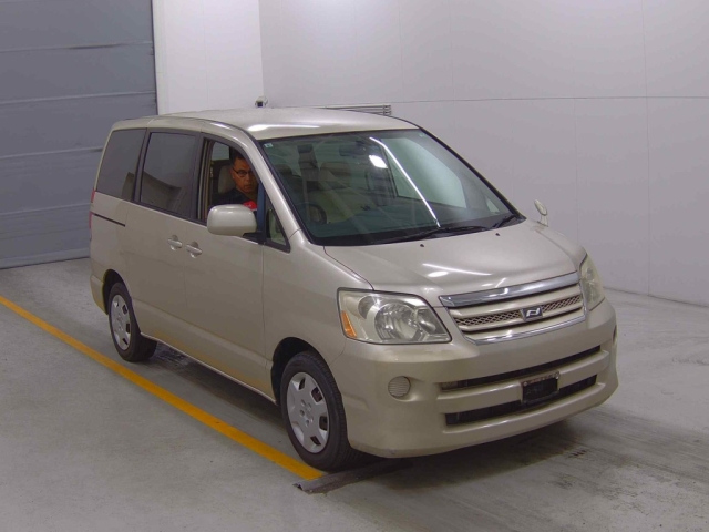 TOYOTA NOAH 2005