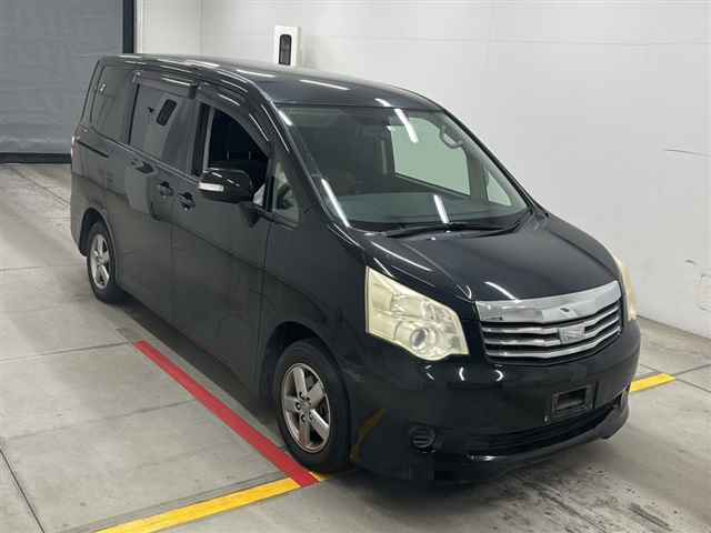 TOYOTA NOAH 2010