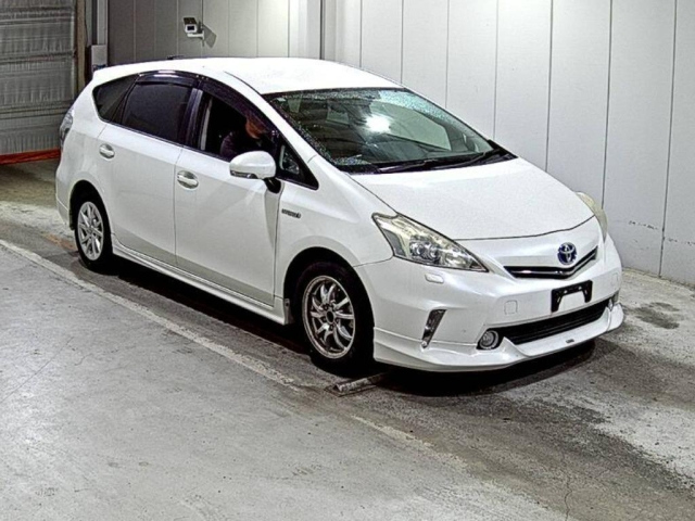 TOYOTA PRIUS ALPHA 2011