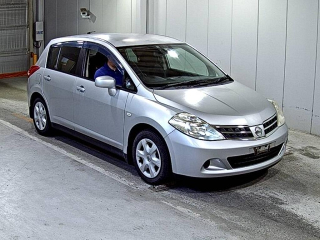 NISSAN TIIDA 2010