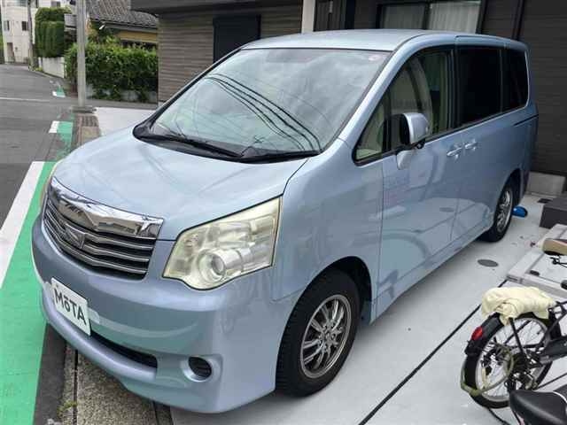 TOYOTA NOAH 2010