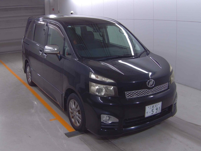 TOYOTA VOXY 2010