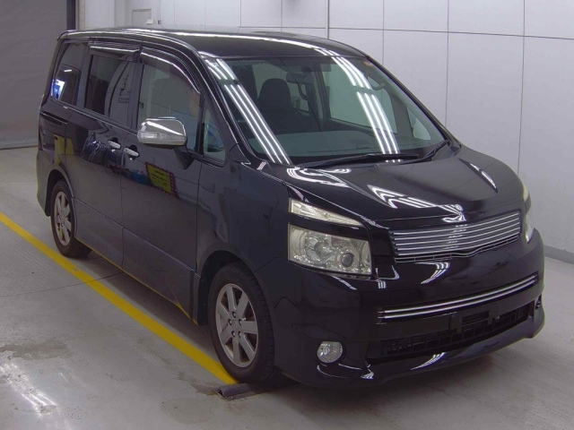 TOYOTA VOXY 2010