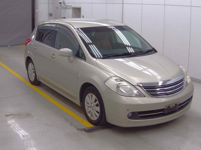 NISSAN TIIDA