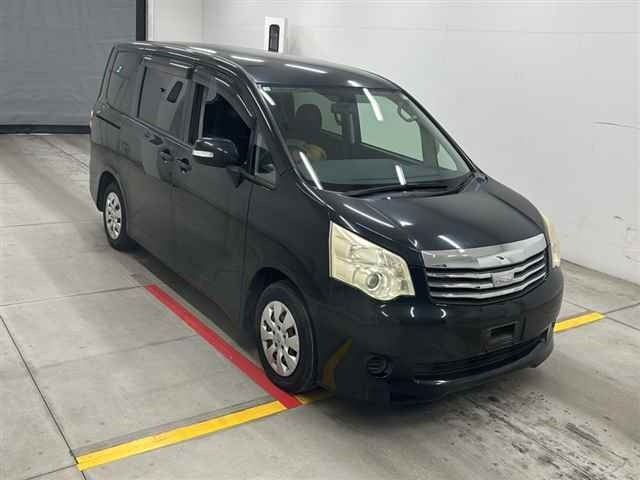 TOYOTA NOAH 2010