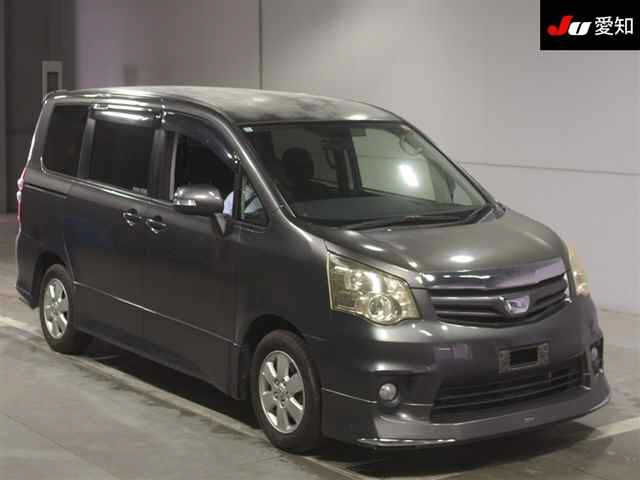 TOYOTA NOAH 2010
