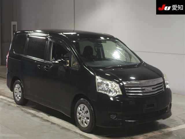 TOYOTA NOAH 2013