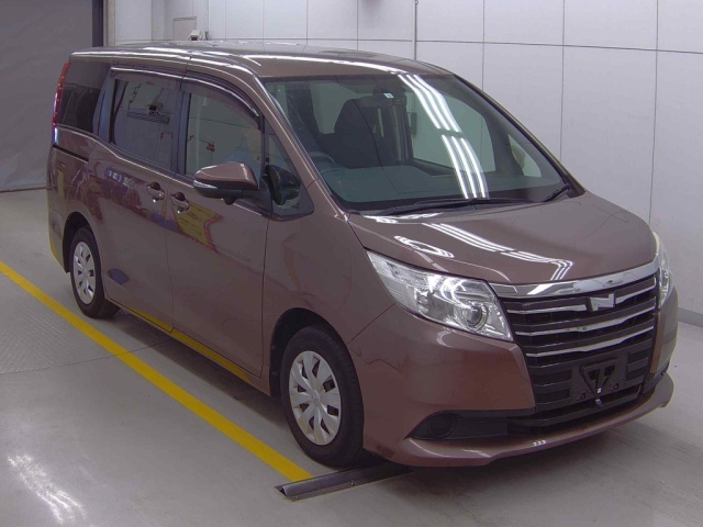 TOYOTA NOAH 2014