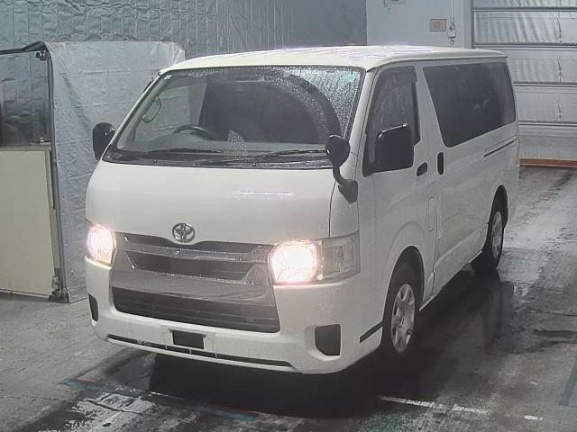 TOYOTA HIACE VAN 2020