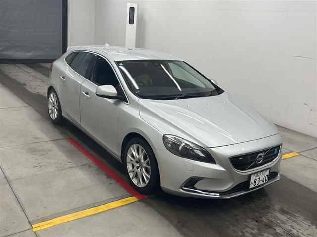 VOLVO V40 2016