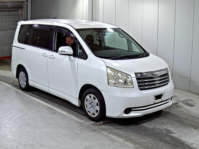 TOYOTA NOAH 2010