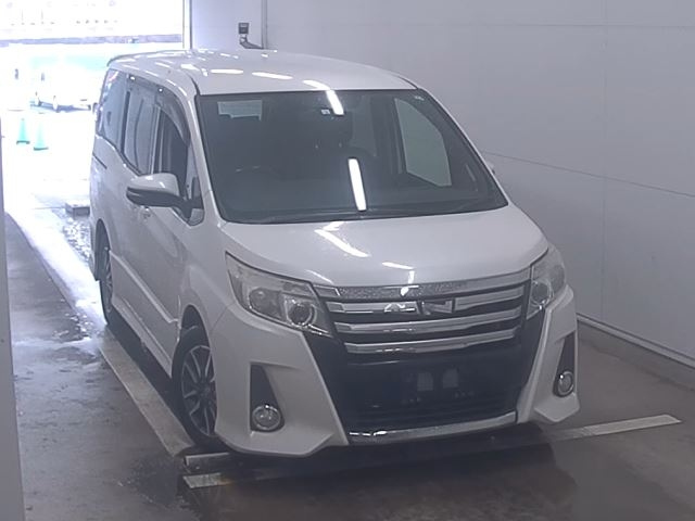 TOYOTA NOAH 2014