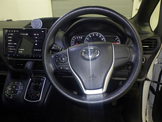 TOYOTA NOAH 2017