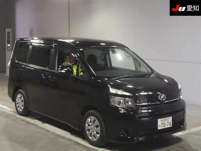 TOYOTA VOXY 2013