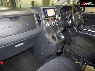 MITSUBISHI DELICA D5 2011