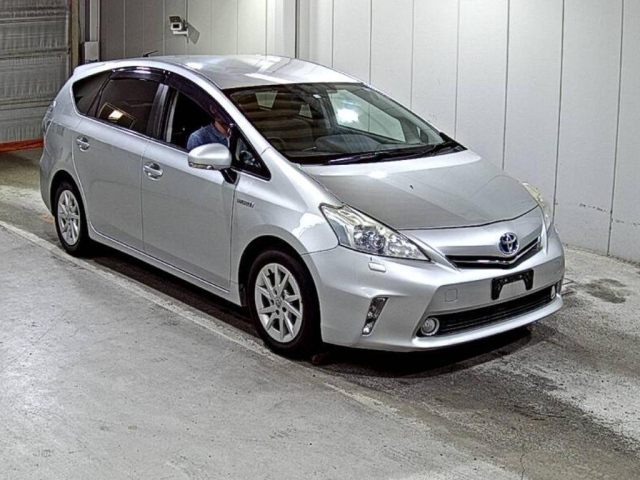 TOYOTA PRIUS ALPHA 2011