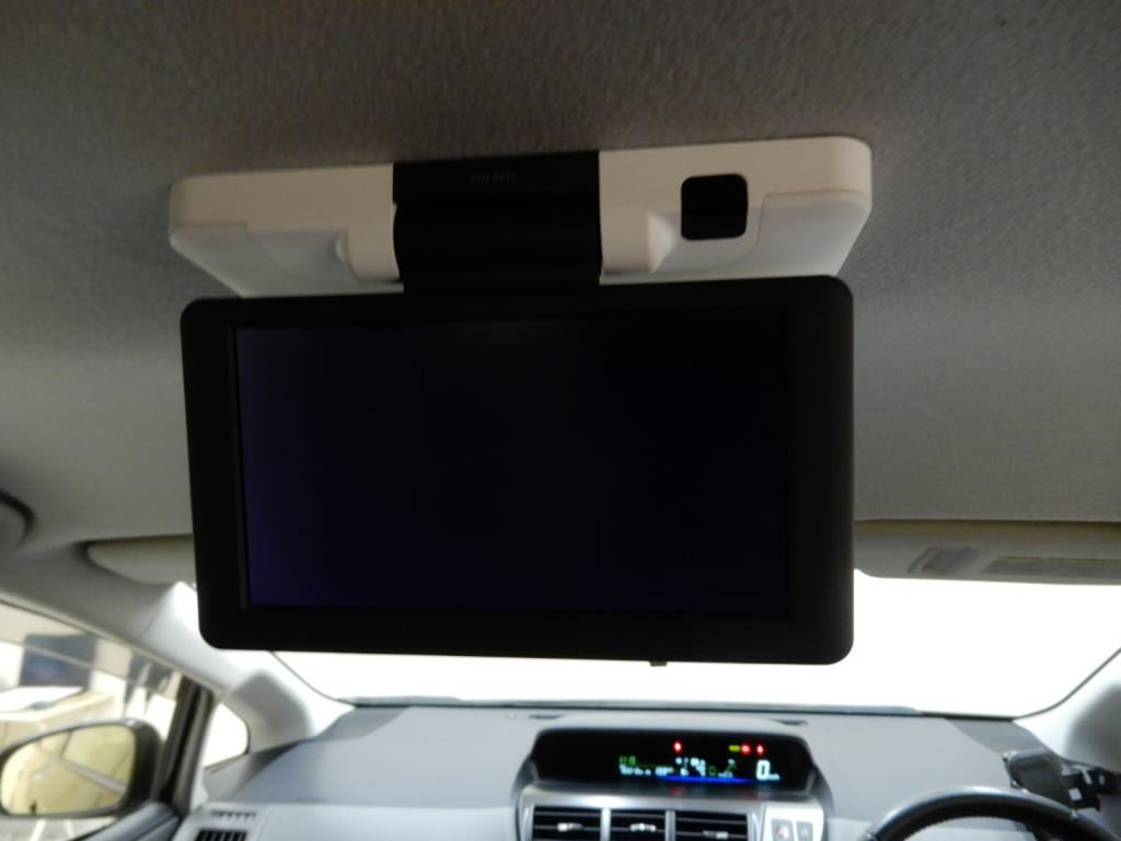 TOYOTA PRIUS ALPHA 2013