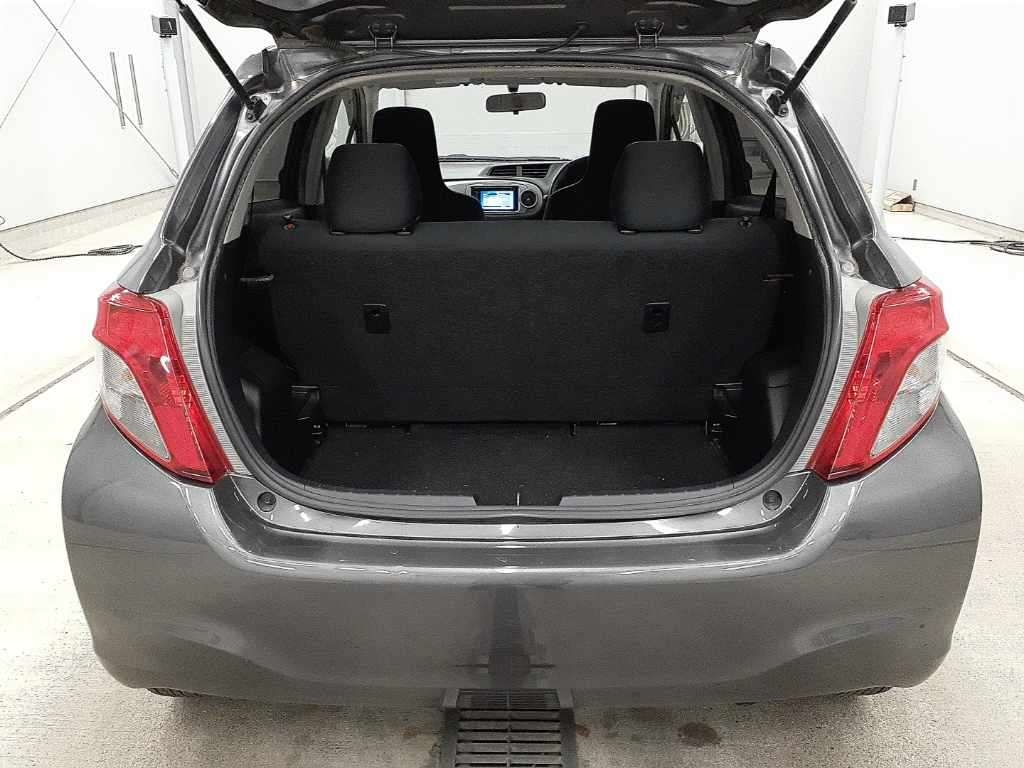 TOYOTA VITZ 2011