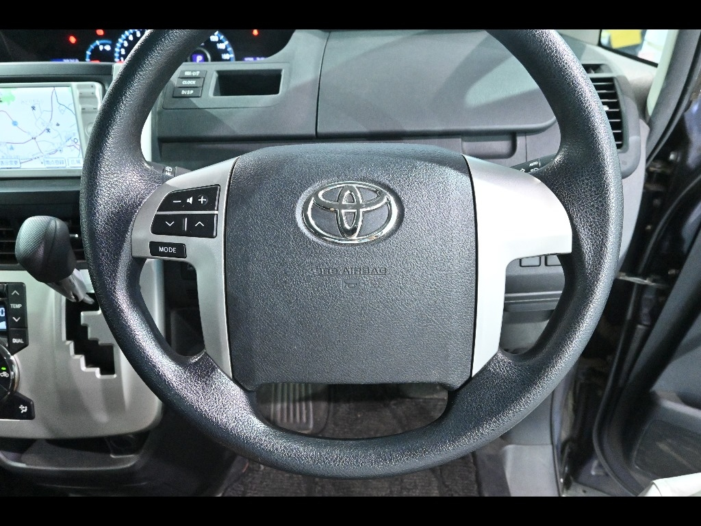 TOYOTA NOAH 2010