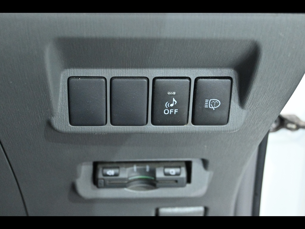 TOYOTA PRIUS ALPHA 2012