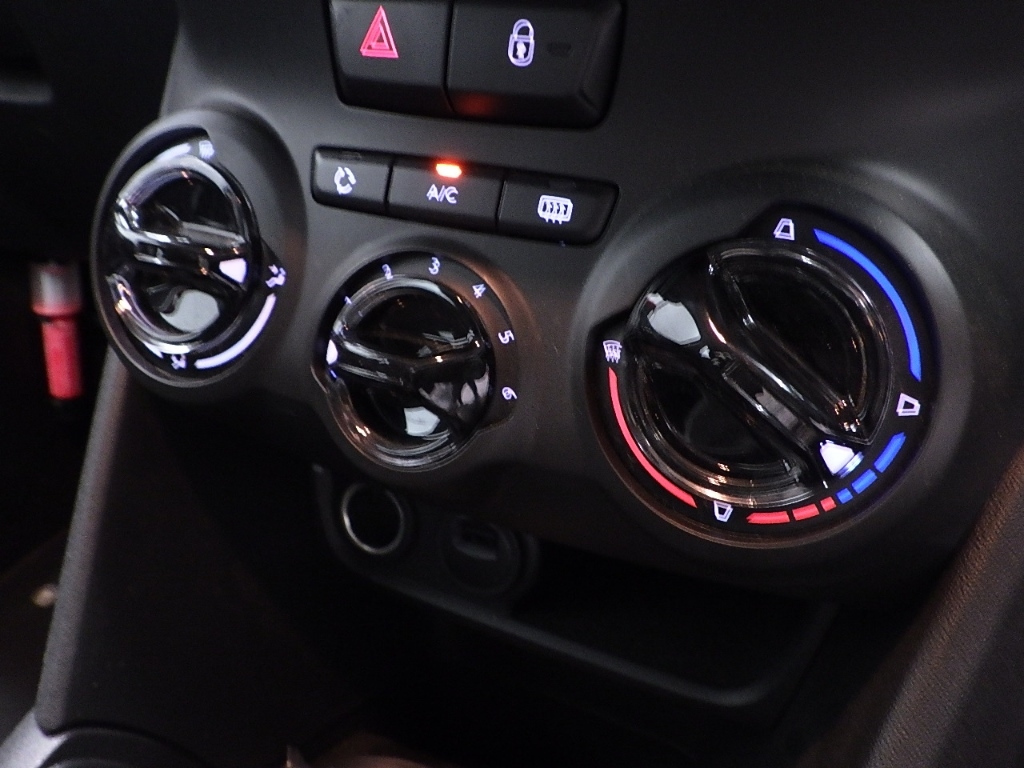 PEUGEOT 208 2016