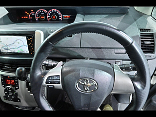 TOYOTA NOAH 2010
