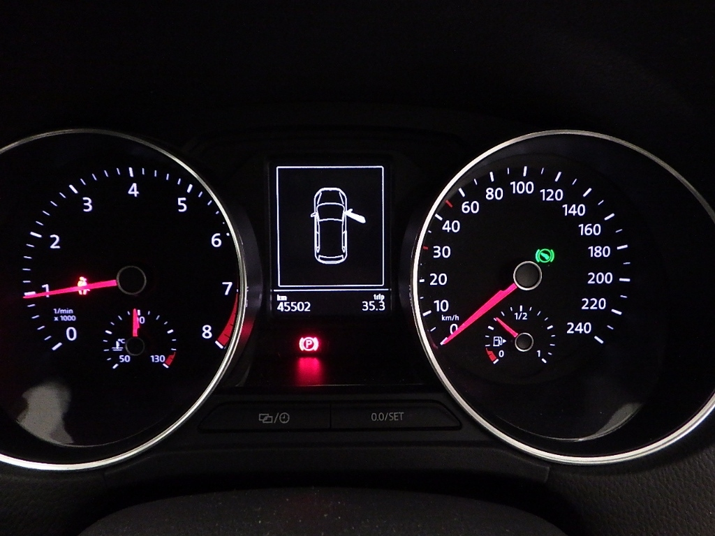 VOLKSWAGEN POLO 2015