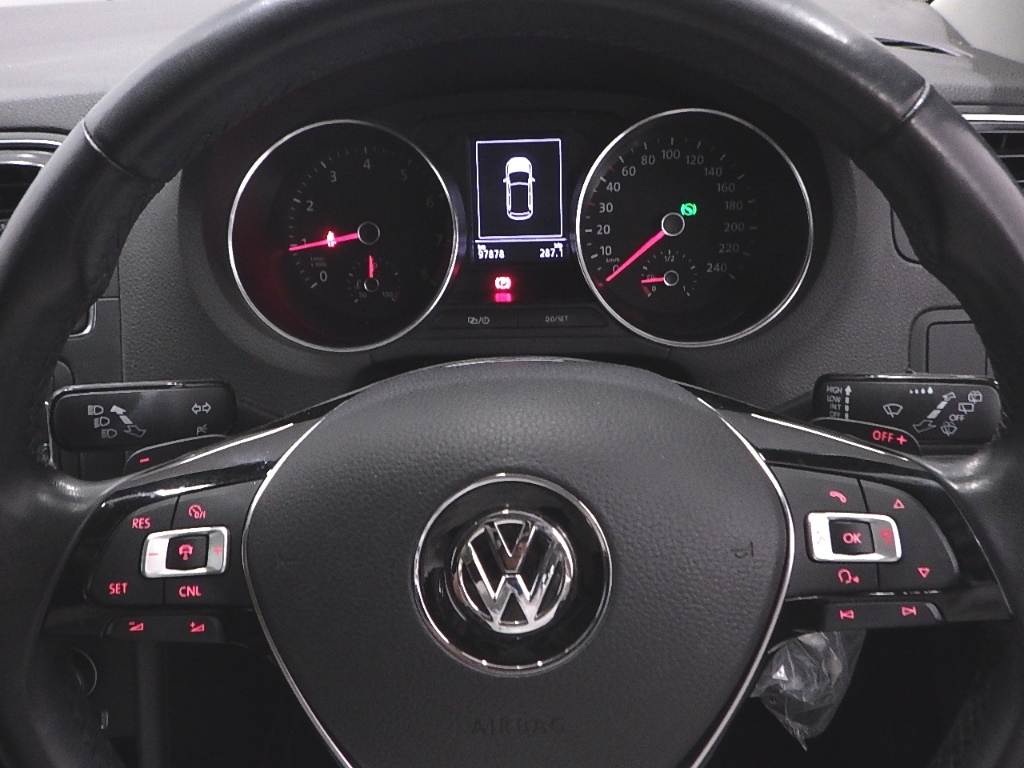 VOLKSWAGEN POLO 2015