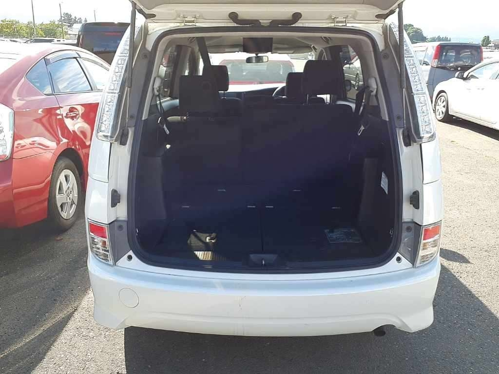 TOYOTA ISIS 2012