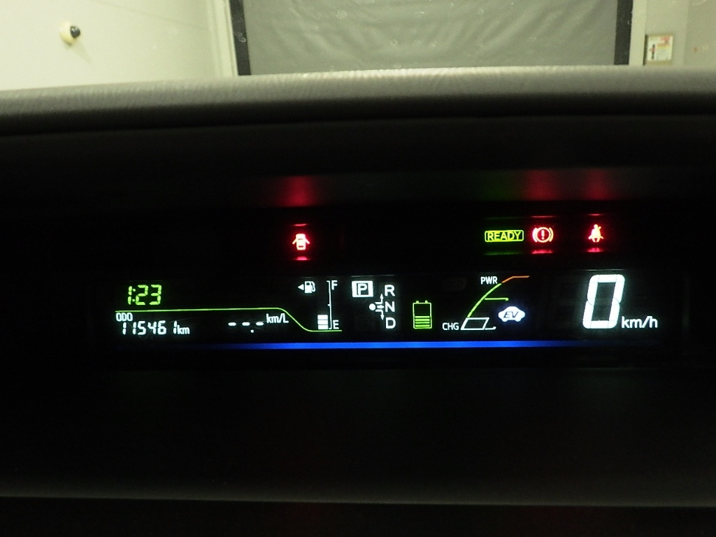 TOYOTA PRIUS ALPHA 2013