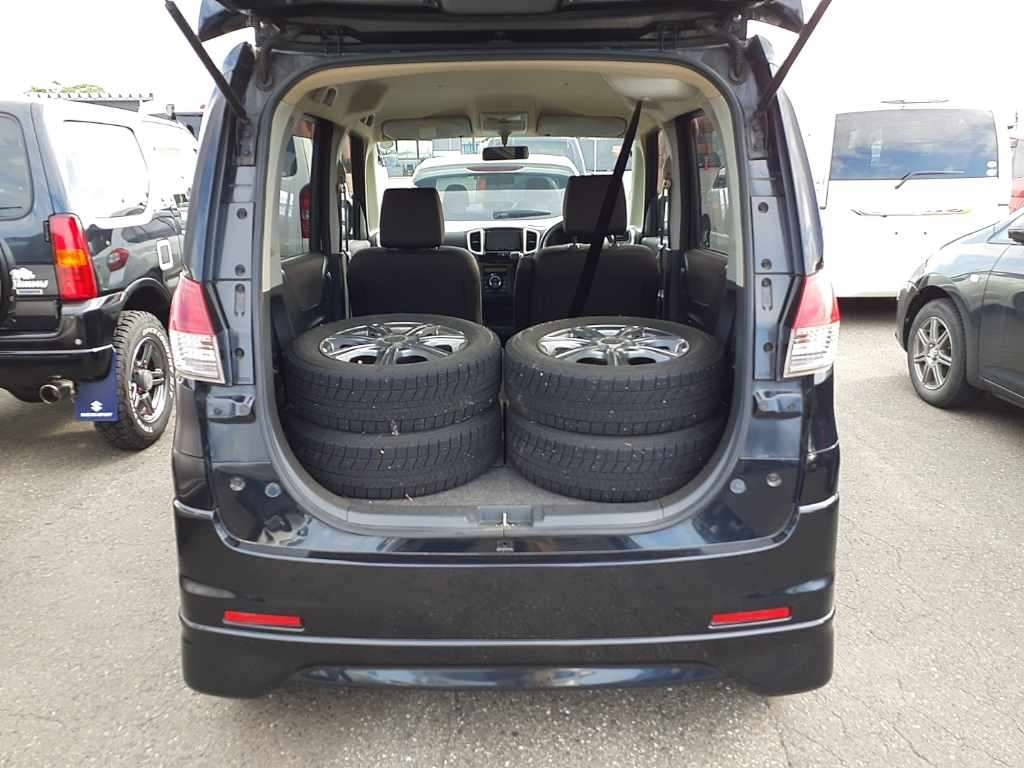 MITSUBISHI DELICA D2 2011