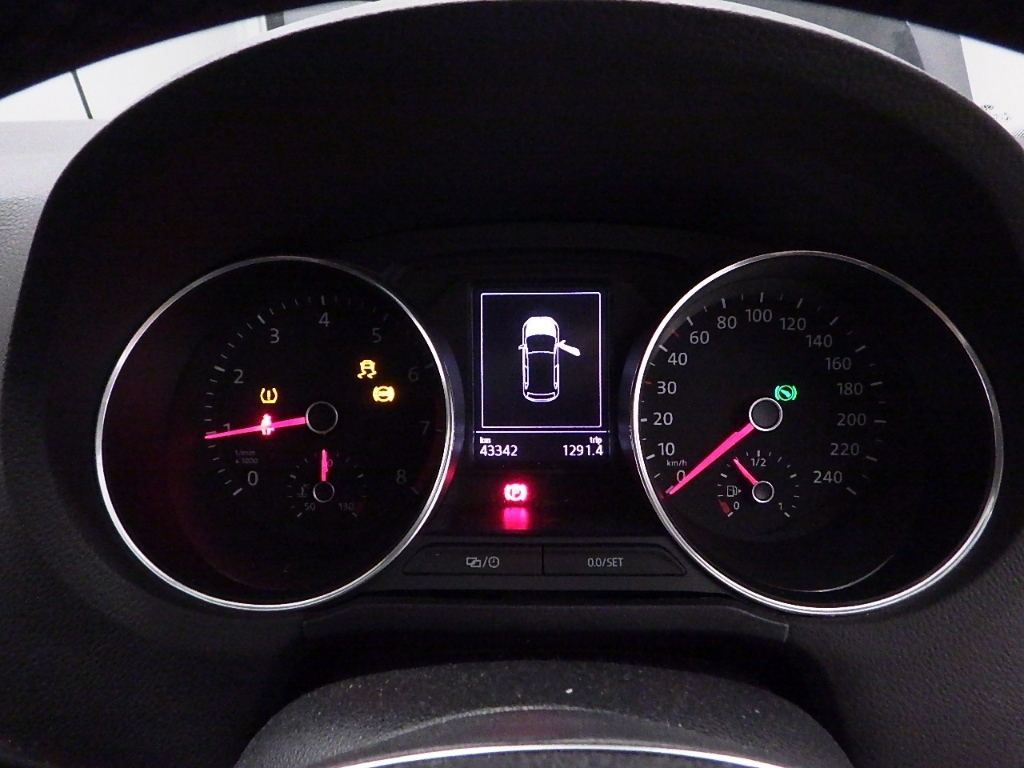 VOLKSWAGEN POLO 2016