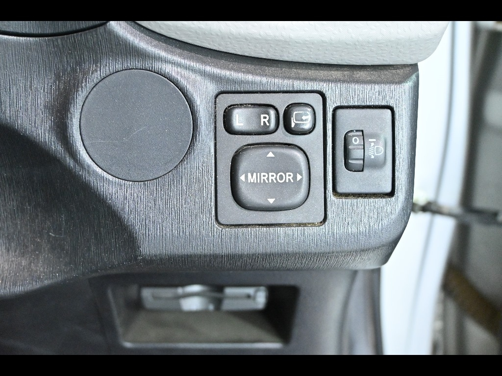 TOYOTA VITZ 2011