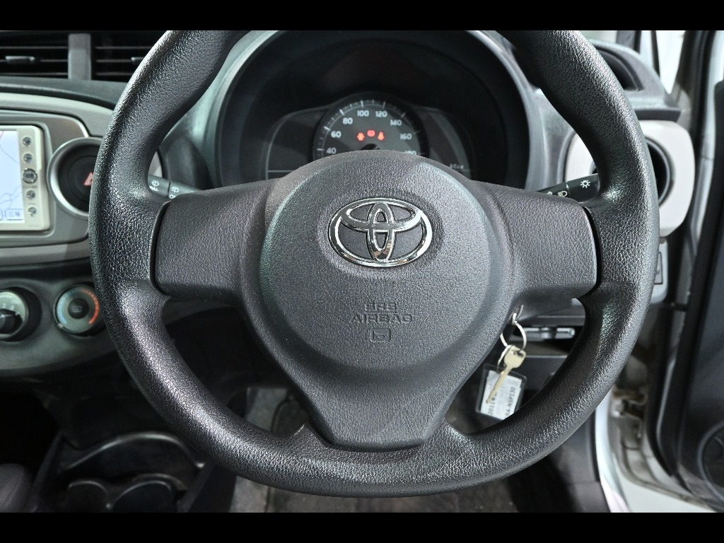 TOYOTA VITZ 2011