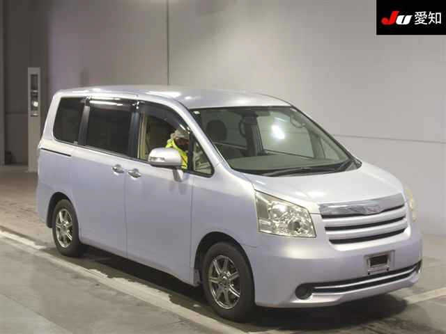 TOYOTA NOAH 2010