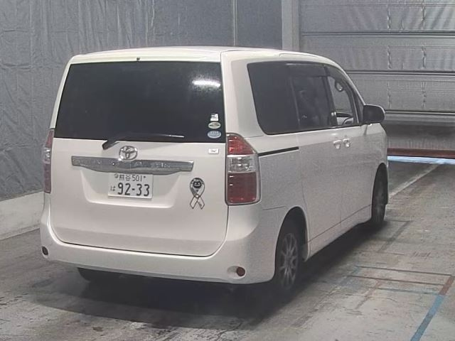 TOYOTA NOAH 2008