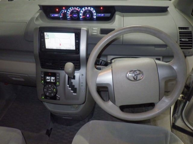 TOYOTA NOAH 2008