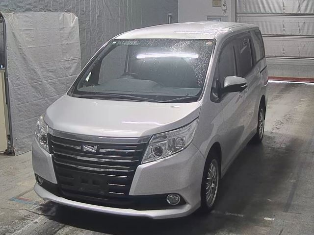 TOYOTA NOAH 2016